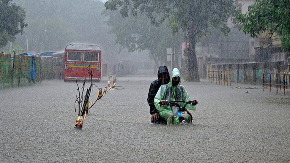 Tamil Nadu: में भारी बारिश का कहर और उत्तर भारत में कोहरा