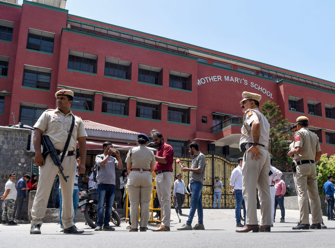 Delhi: स्कूल बम अफवाह. स्कूलों की सुरक्षा के लिए उपाय